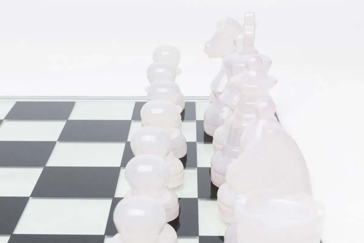 KARE24.se Dekorfigur Chess Transparent - schack, 60x60cm - KARE Design