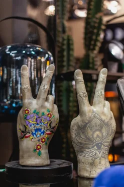 KARE24.se Dekor Hand Victory Tattoo Eye 36cm - KARE Design Best