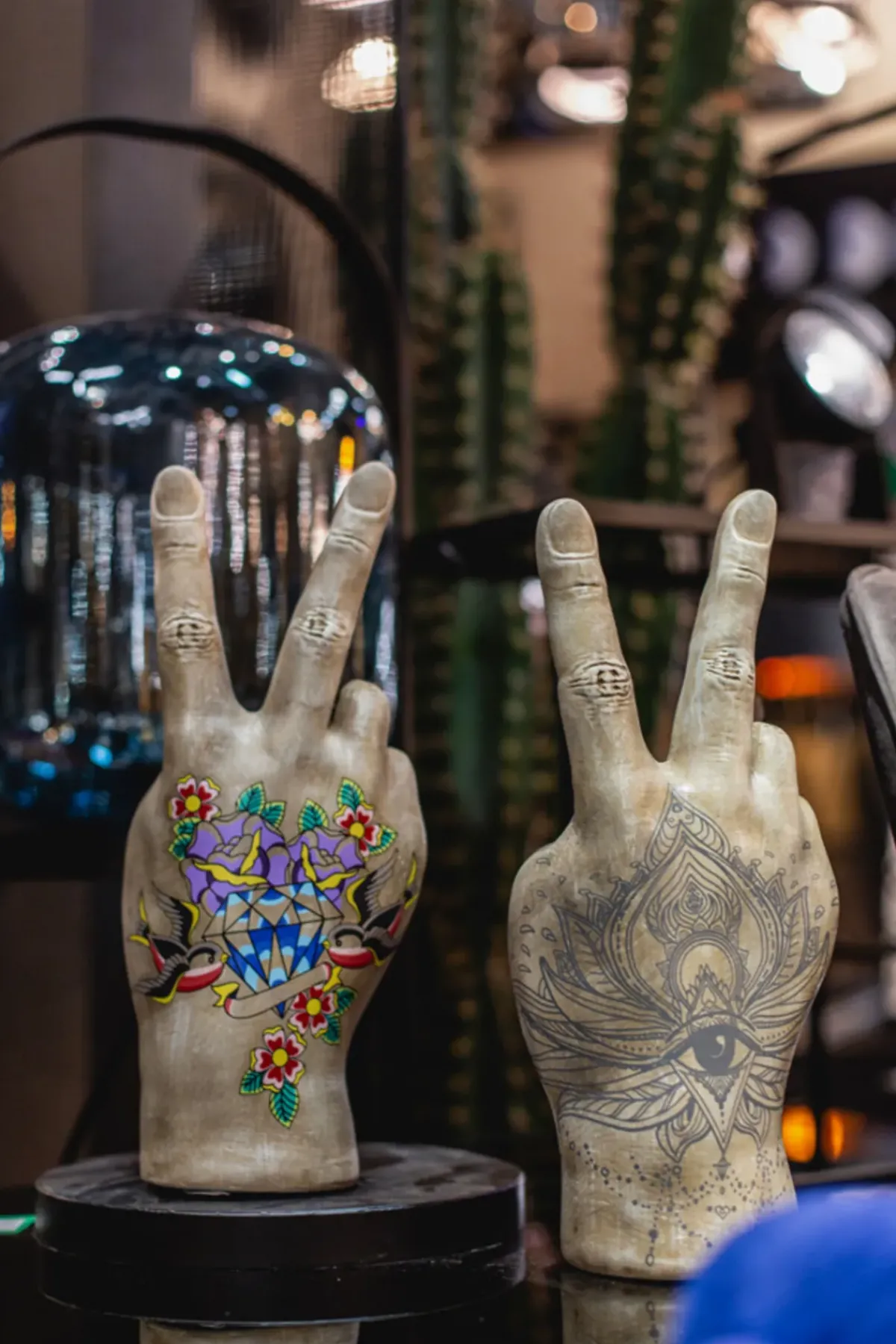 KARE24.se Dekor Hand Victory Tattoo Eye 36cm - KARE Design Best