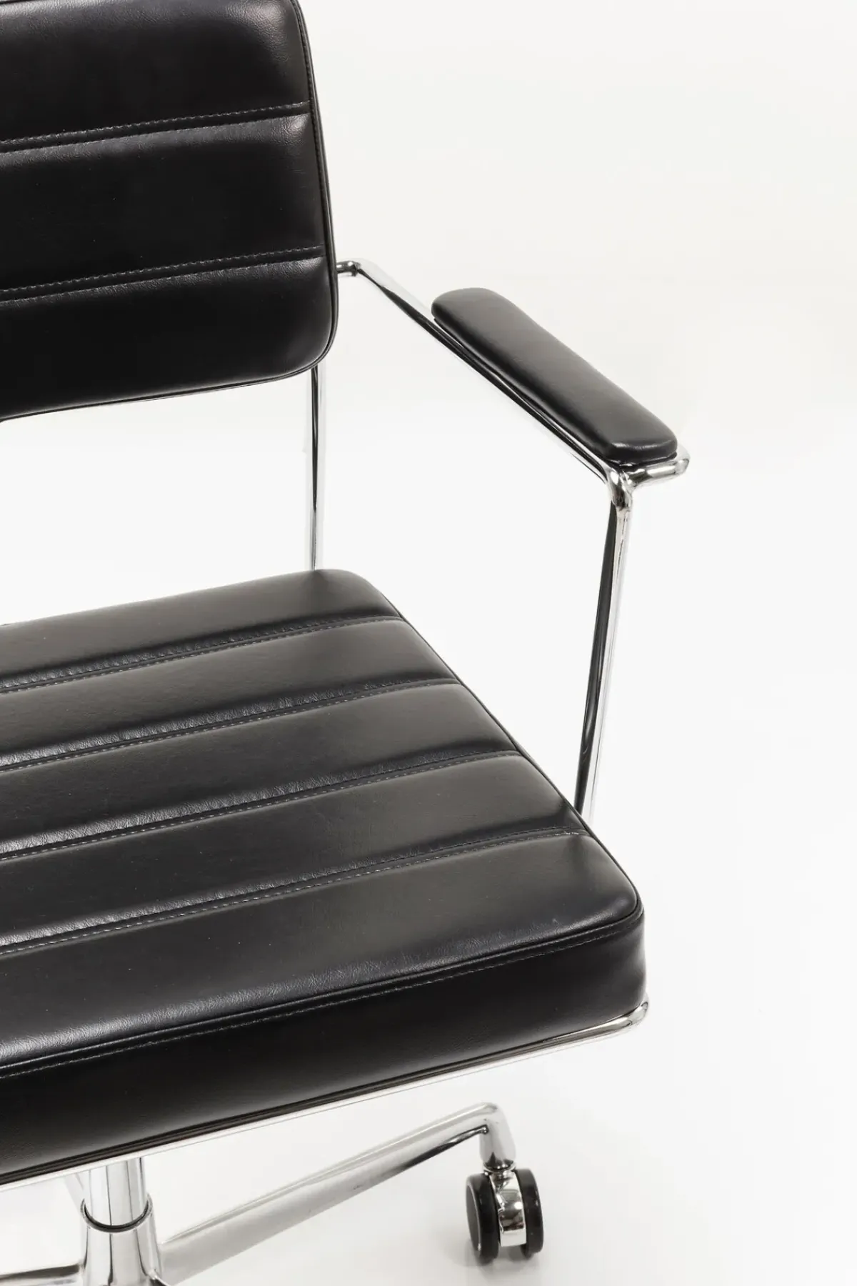 KARE24.se Kontorsstol Dottore - På Hjul Svart Konstläder/Krom - KARE Design