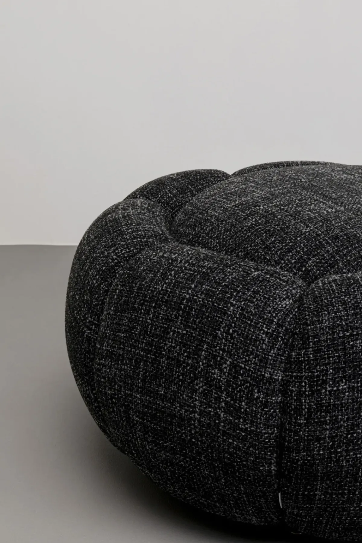KARE24.se Pall Peppo Bloom - Melange Svart, Ø72cm - KARE Design Hot