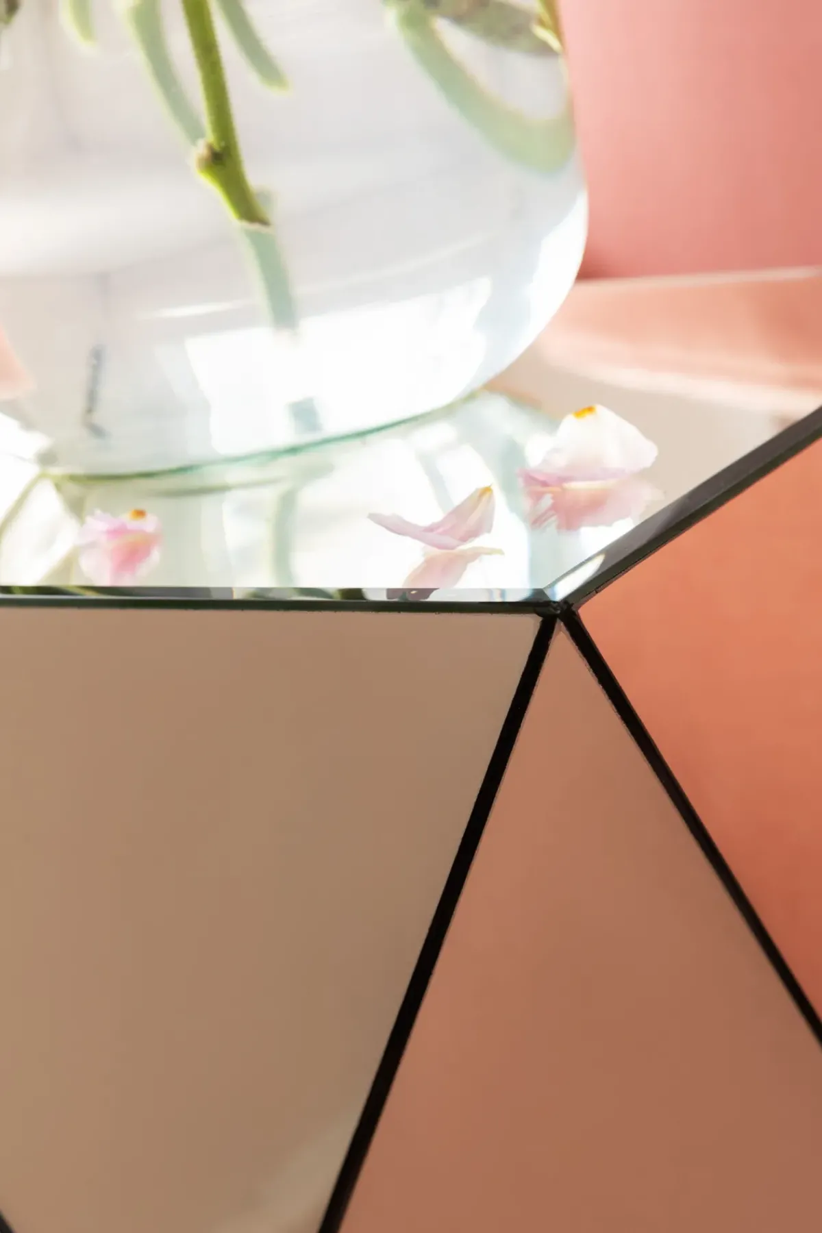 KARE24.se Sidobord Luxury Triangle - Champagnefärgat Spegelglas - KARE Design Online