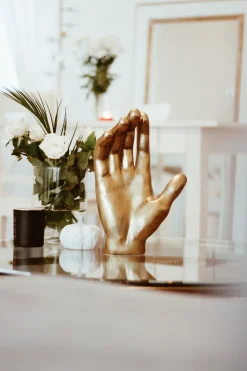 KARE24.se Skulptur Mano - Hand i Guldfinish - KARE Design Online